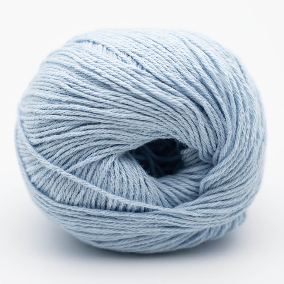 Kuvassa on BC Garn Allino -lanka (yarn) värissä light blue.