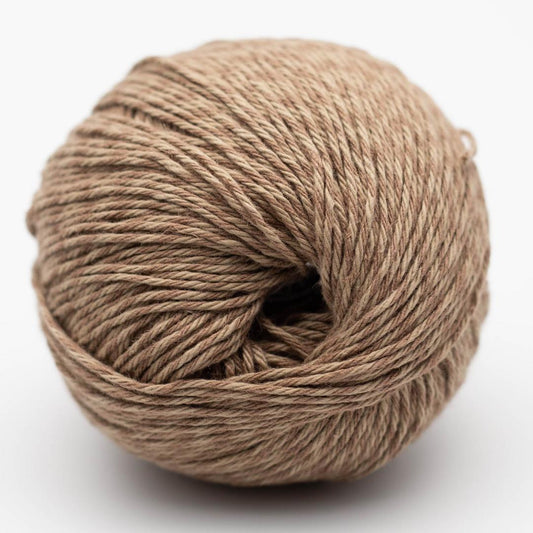 Kuvassa on BC Garn Allino -lanka (yarn) värissä light brown.