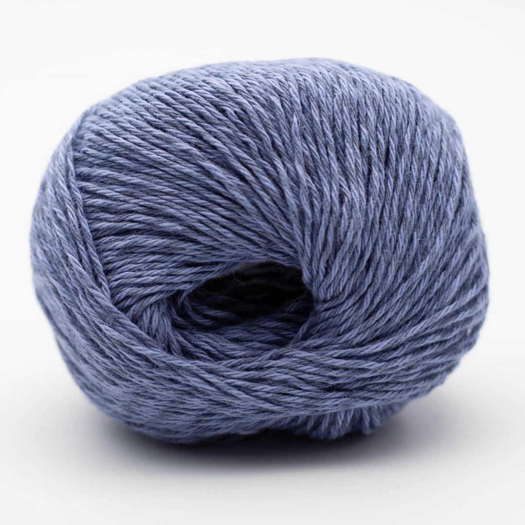 Kuvassa on BC Garn Allino -lanka (yarn) värissä light lilac.