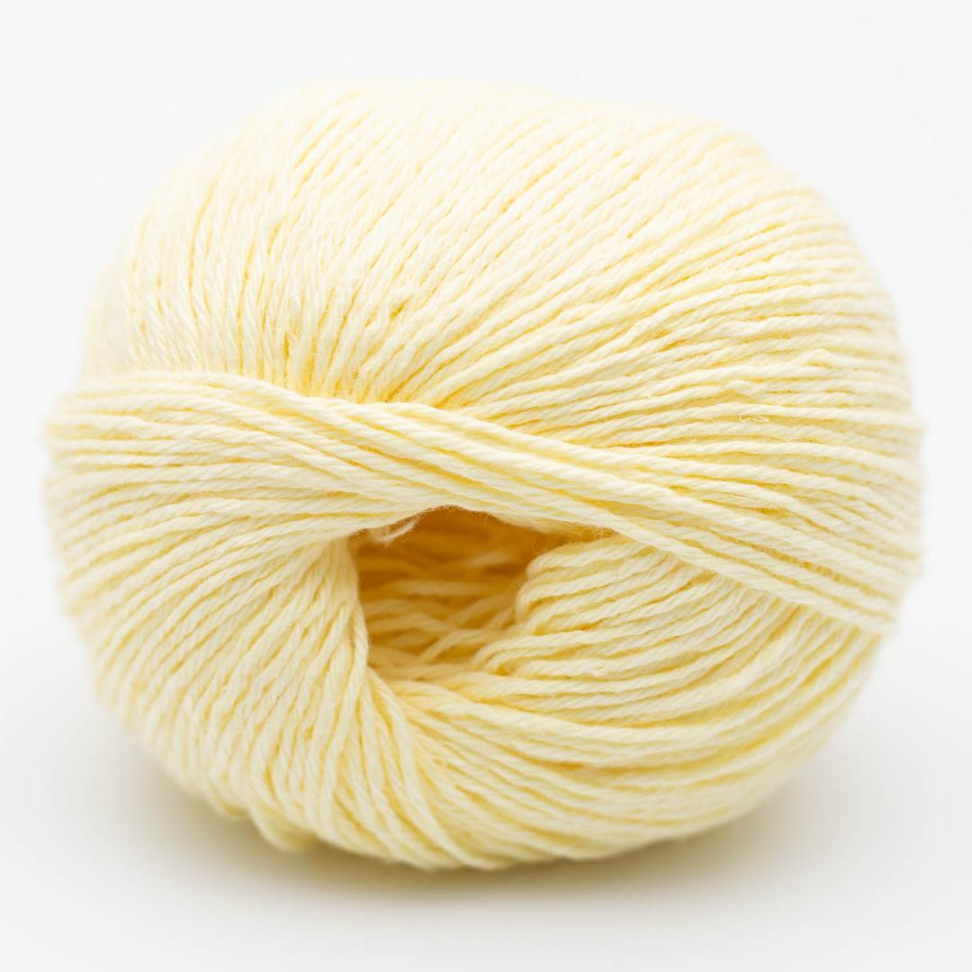 Kuvassa on BC Garn Allino -lanka (yarn) värissä light yellow.
