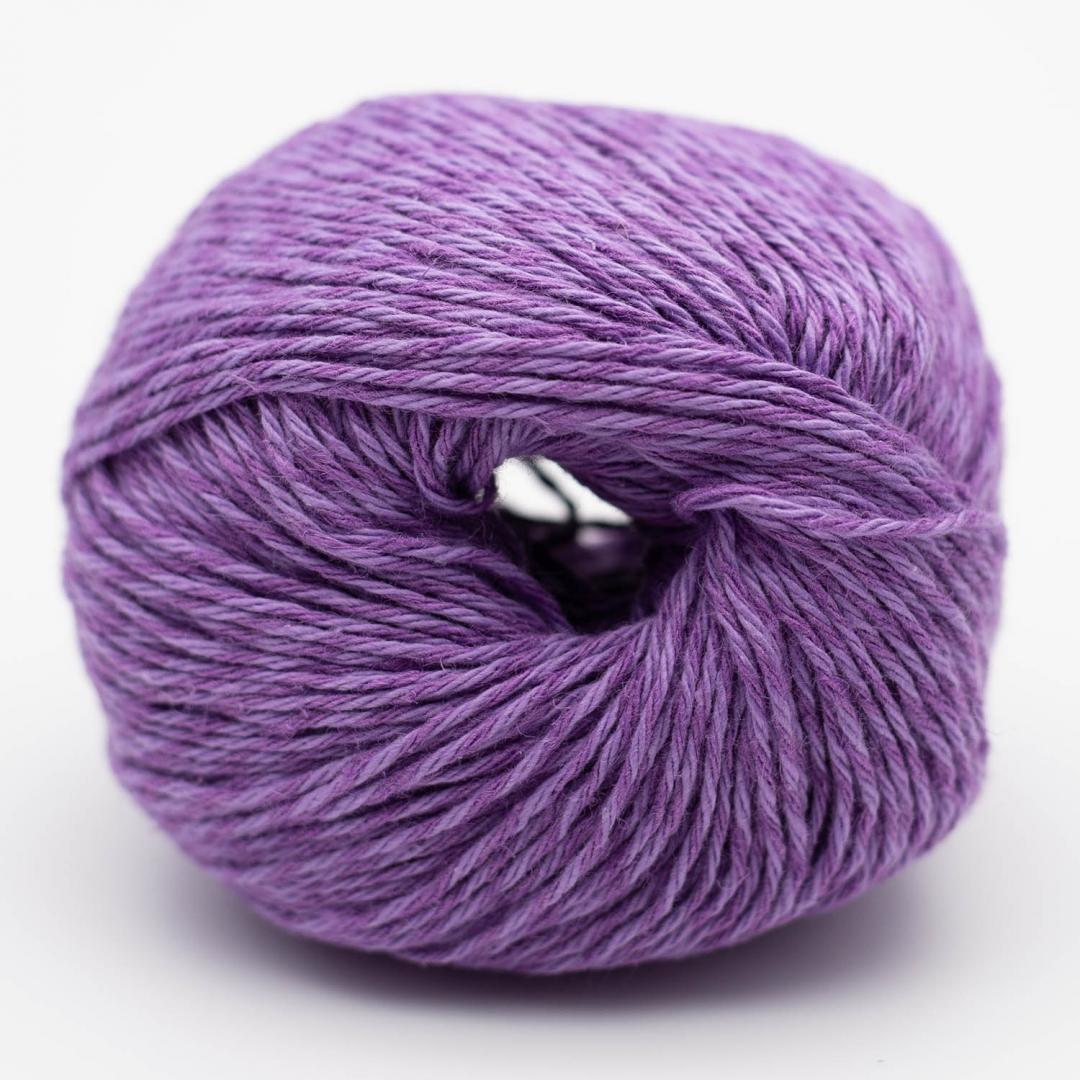 Kuvassa on BC Garn Allino -lanka (yarn) värissä lilac.