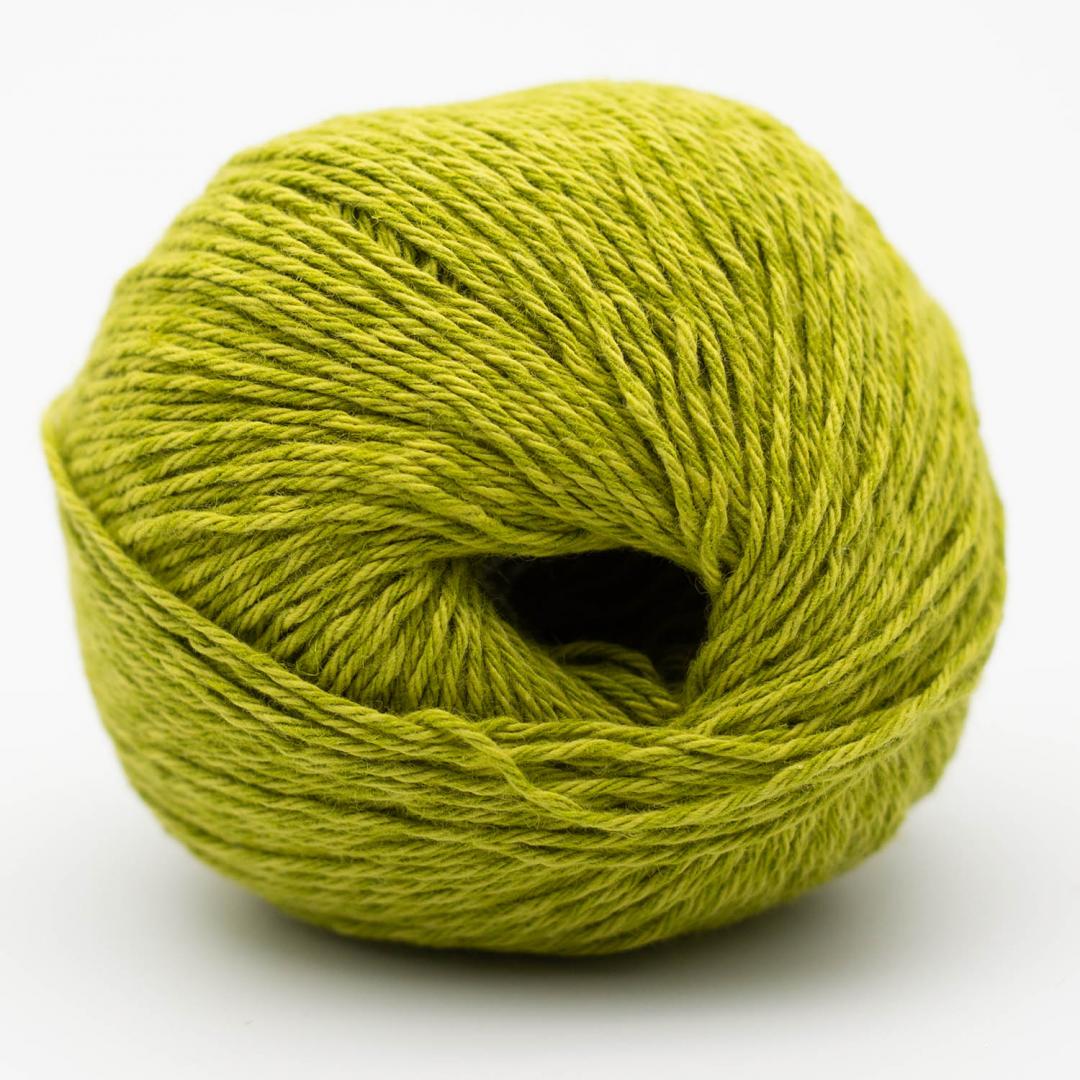 Kuvassa on BC Garn Allino -lanka (yarn) värissä lime.