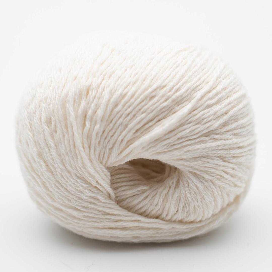 Kuvassa on BC Garn Allino -lanka (yarn) värissä natural white.