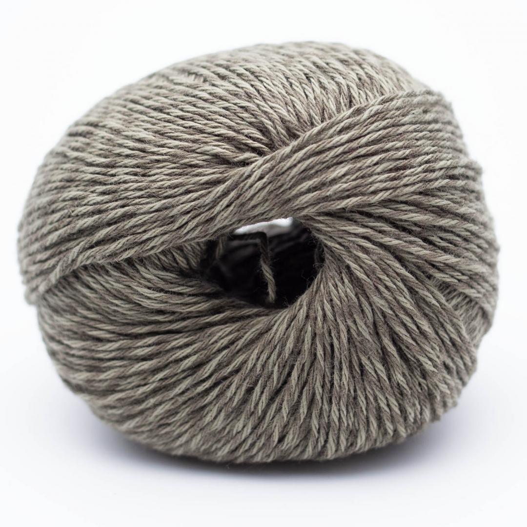 Kuvassa on BC Garn Allino -lanka (yarn) värissä olive.
