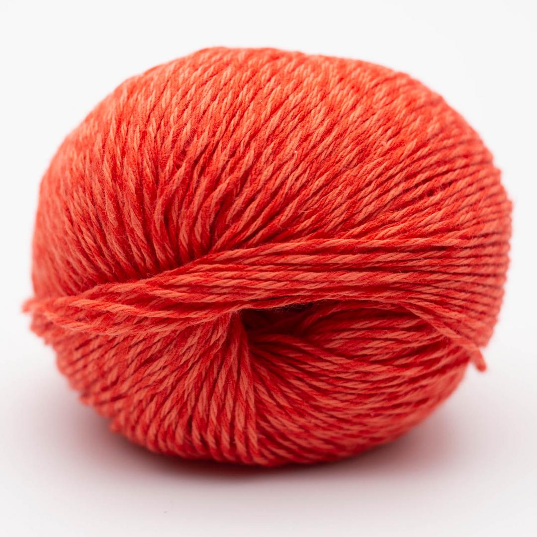 Kuvassa on BC Garn Allino -lanka (yarn) värissä orange.