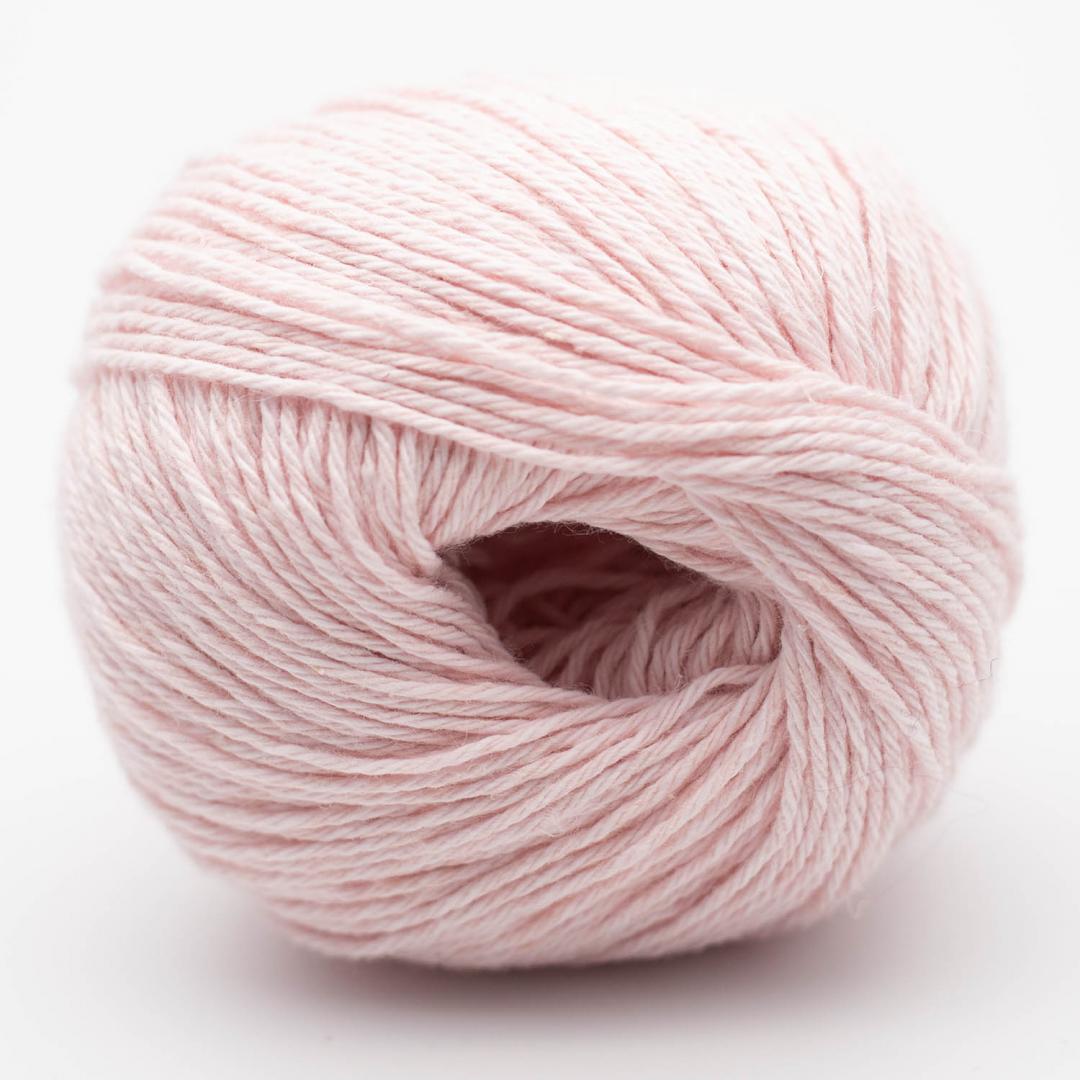 Kuvassa on BC Garn Allino -lanka (yarn) värissä pale rose.
