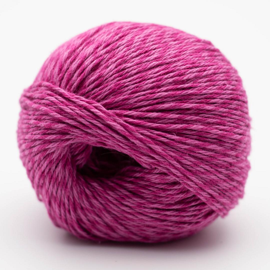 Kuvassa on BC Garn Allino -lanka (yarn) värissä pink.