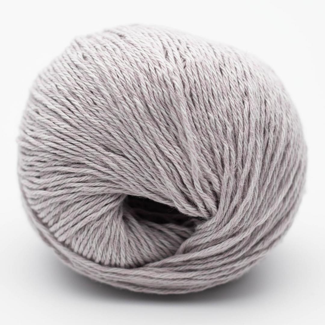 Kuvassa on BC Garn Allino -lanka (yarn) värissä silver.
