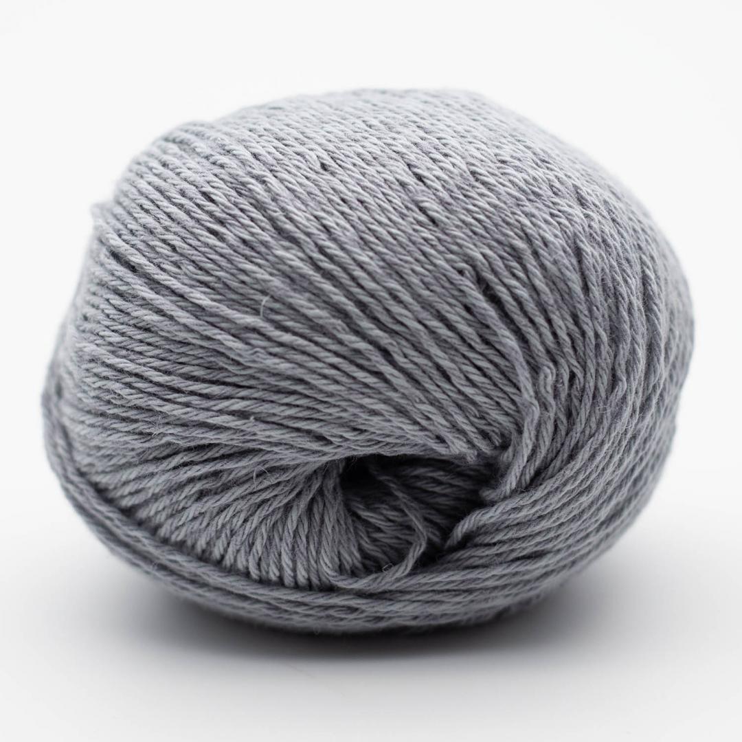 Kuvassa on BC Garn Allino -lanka (yarn) värissä silver gray.