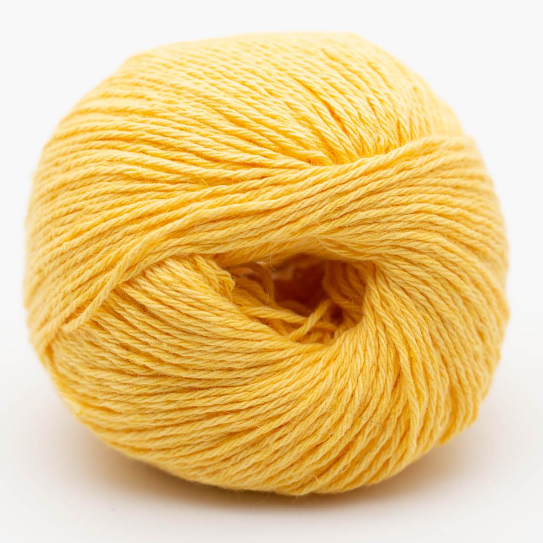 Kuvassa on BC Garn Allino -lanka (yarn) värissä yellow.