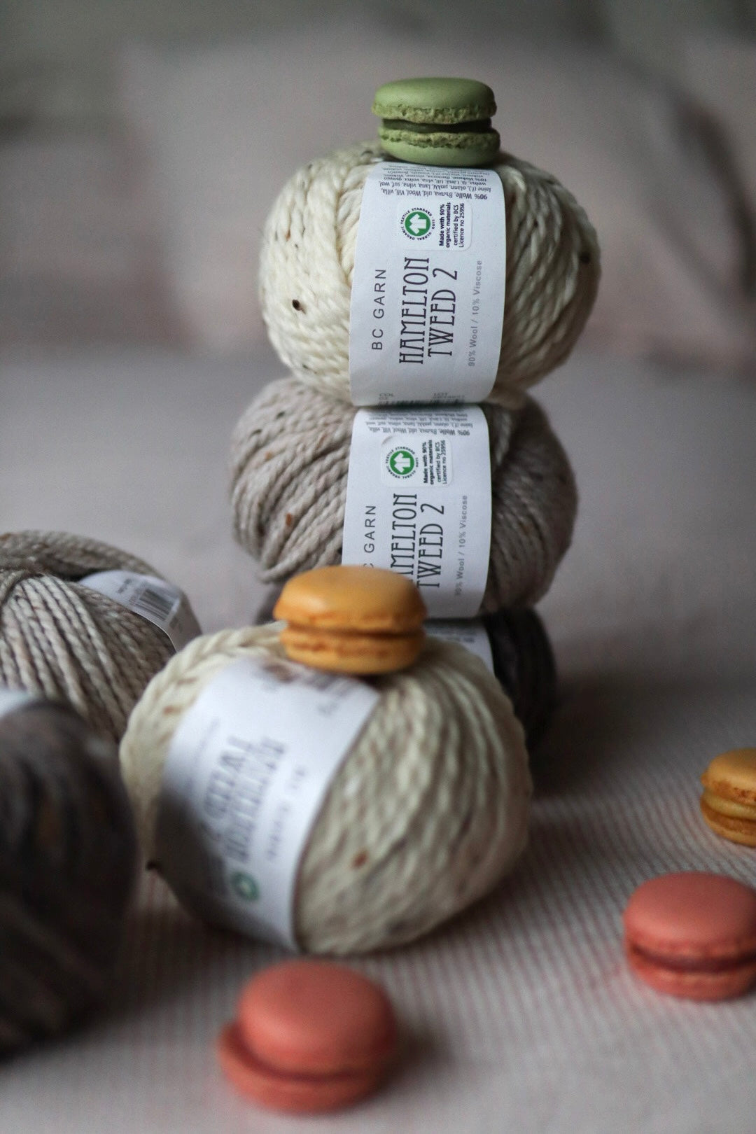 Kuvassa on BC Garn Hamelton Tweed 2 -lankoja.