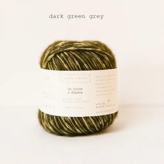 Kuvassa on Biches & Bûches Le Coton & Alpaca -lanka värissä Dark Green Grey.