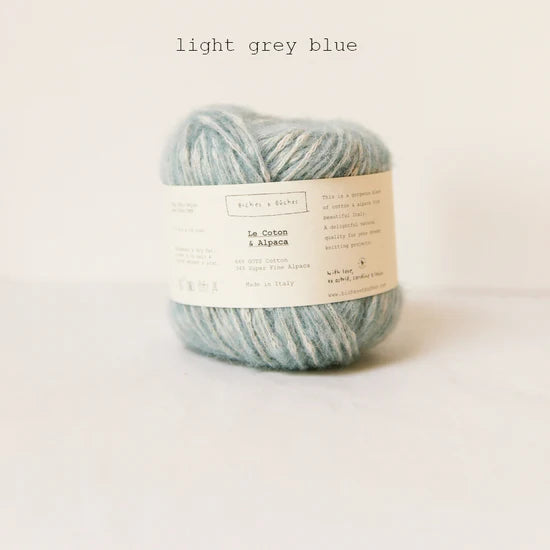 Kuvassa on Biches & Bûches Le Coton & Alpaca -lanka värissä Light Grey Blue.