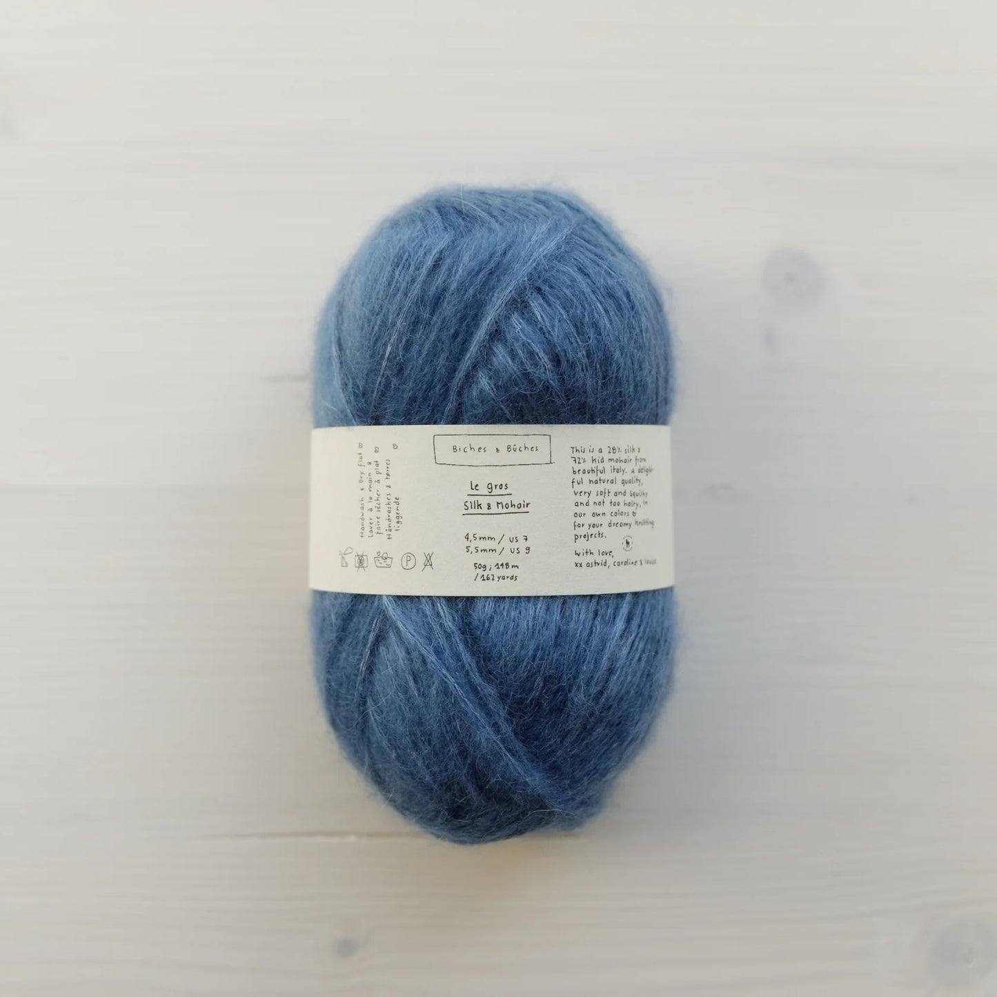 Kuvassa on Biches & Bûches Le Gros Silk & Mohair -lanka värissä Bright Medium Blue.