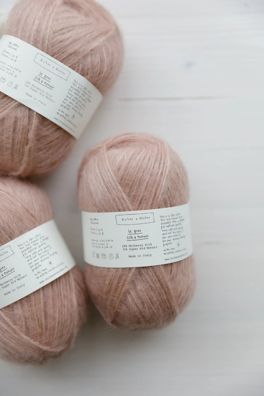 Kuvassa on Biches & Bûches Le Gros Silk & Mohair -lanka värissä Light Peach.