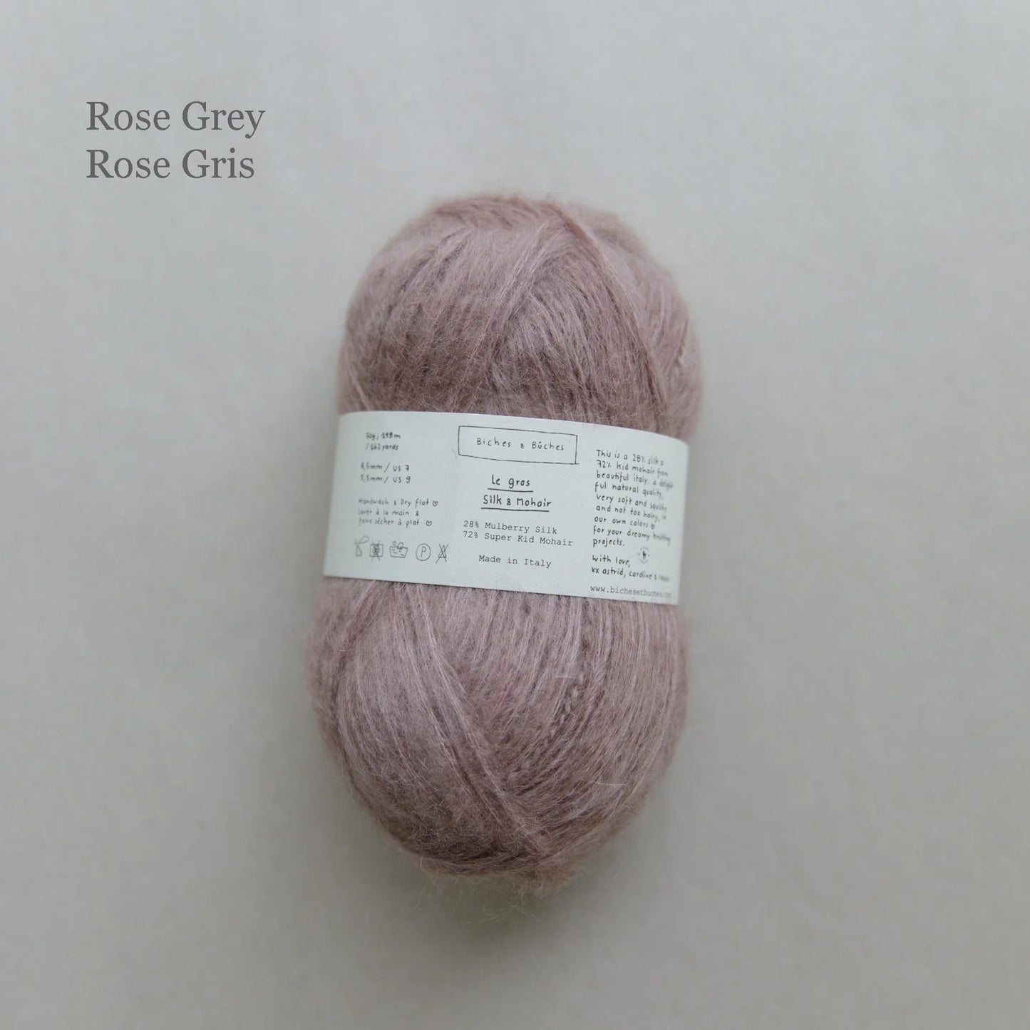 Kuvassa on Biches & Bûches Le Gros Silk & Mohair -lanka värissä Rose Grey.