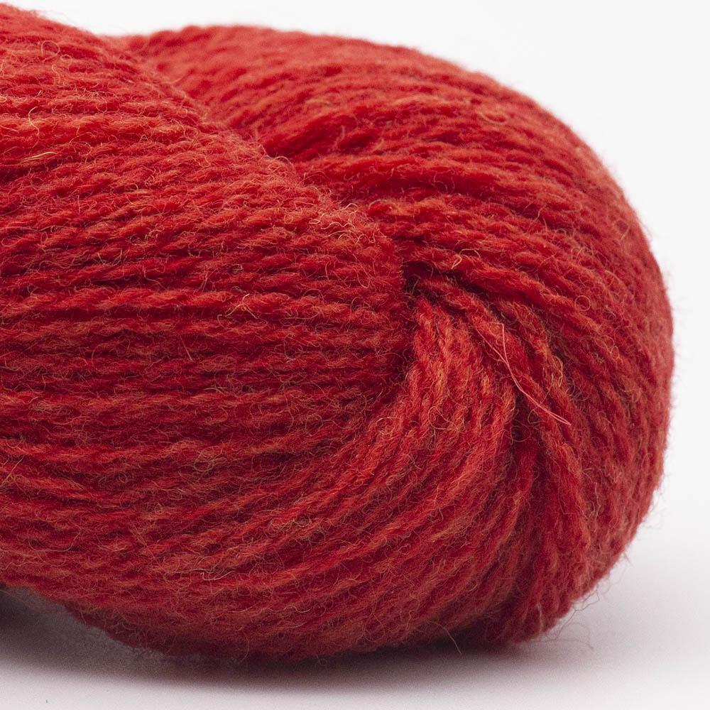 Kuvassa on BC Garn Bio Shetland GOTS -lanka (yarn) värissä Brick Red.