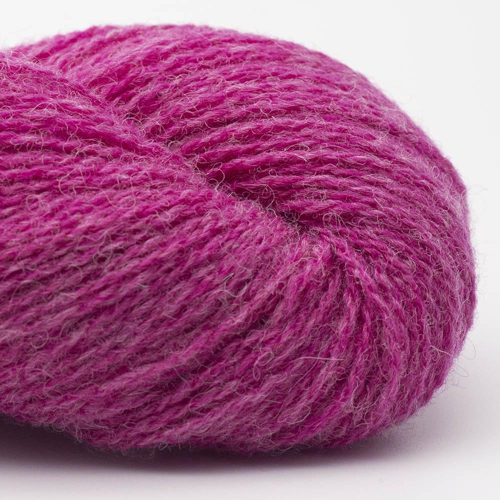 Kuvassa on BC Garn Bio Shetland GOTS -lanka (yarn) värissä Bright Pink.