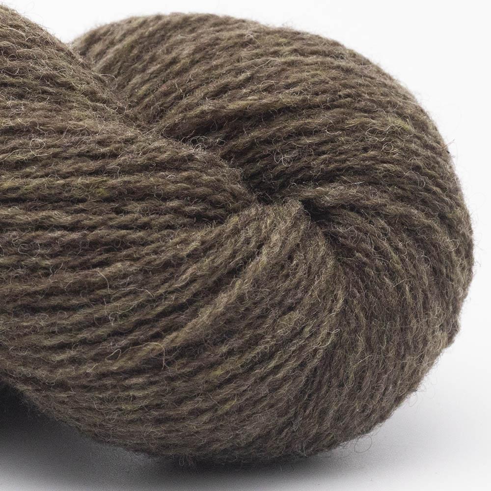 Kuvassa on BC Garn Bio Shetland GOTS -lanka (yarn) värissä Brown Green.