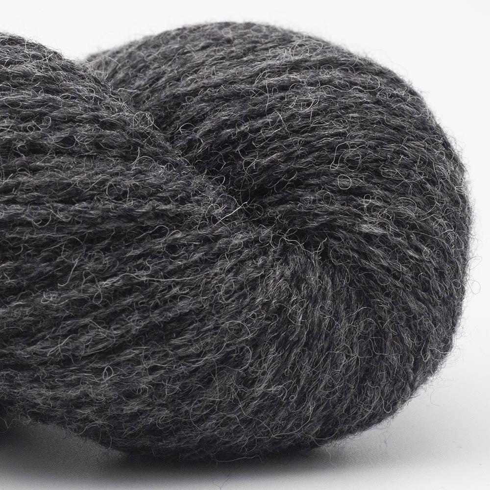 Kuvassa on BC Garn Bio Shetland GOTS -lanka (yarn) värissä Dark Grey.