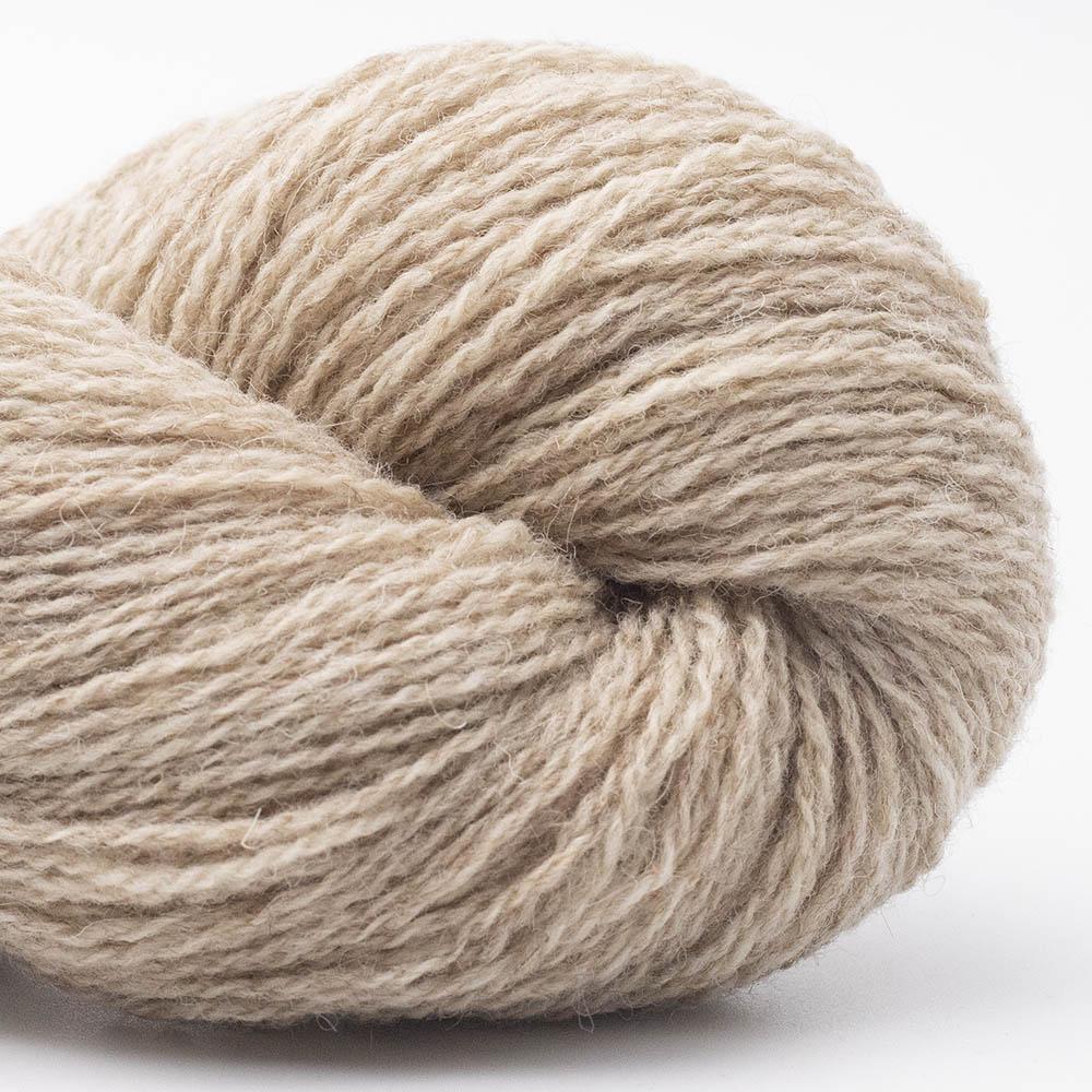 Kuvassa on BC Garn Bio Shetland GOTS -lanka (yarn) värissä Light Camel.