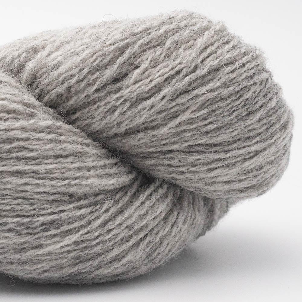 Kuvassa on BC Garn Bio Shetland GOTS -lanka (yarn) värissä Light Grey.