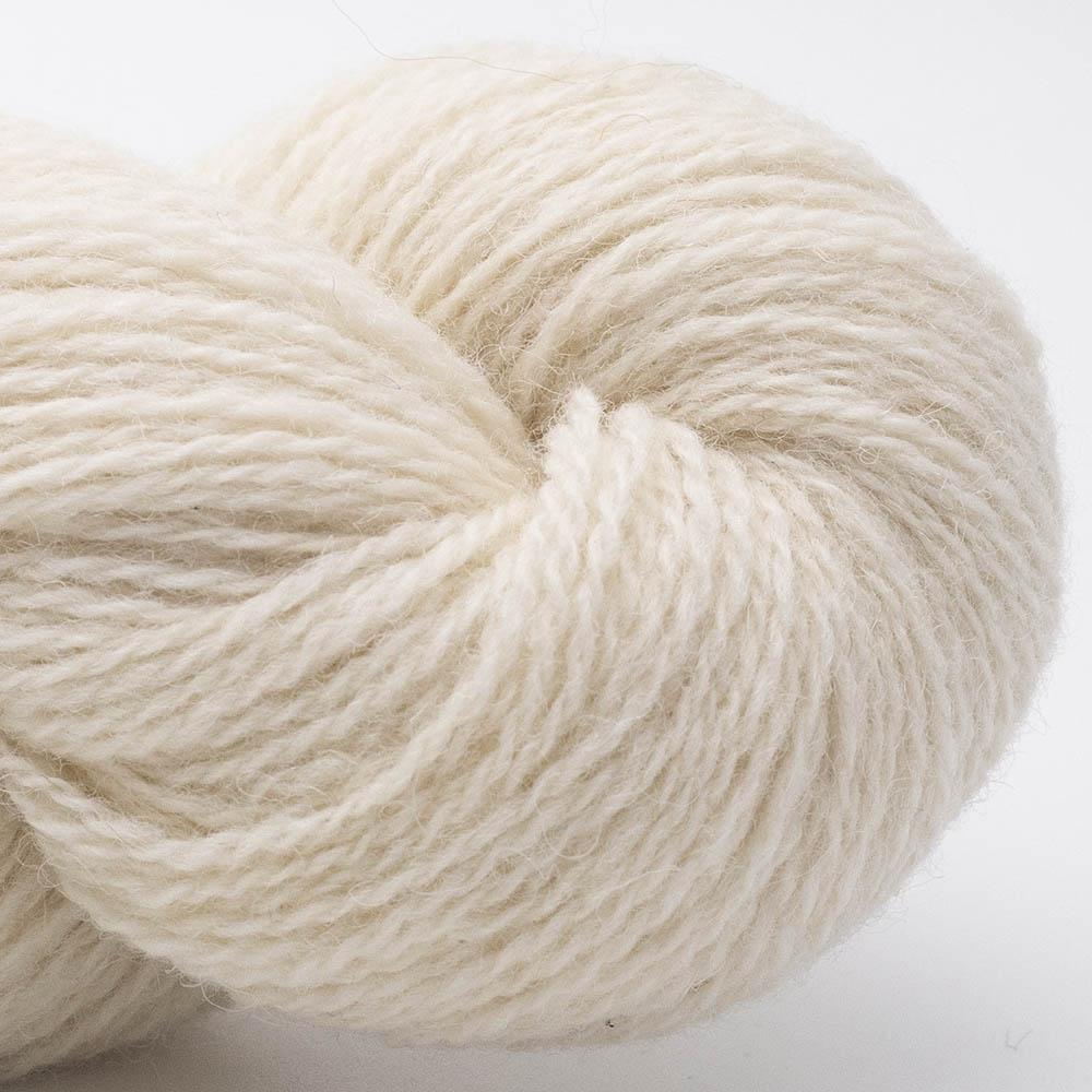Kuvassa on BC Garn Bio Shetland GOTS -lanka (yarn) värissä Natural White.