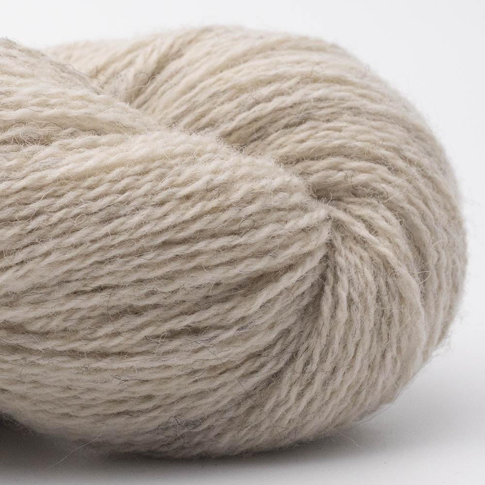 Kuvassa on BC Garn Bio Shetland GOTS -lanka (yarn) värissä Sheep White.