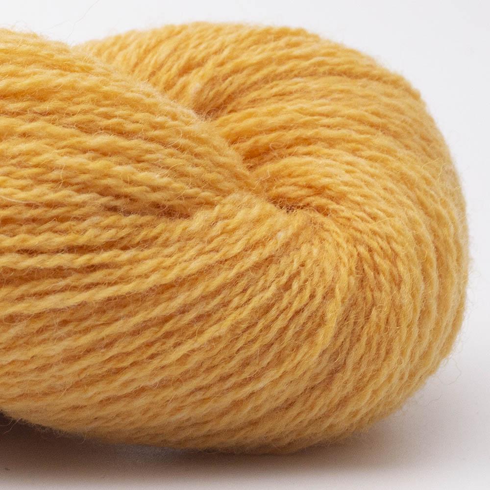 Kuvassa on BC Garn Bio Shetland GOTS -lanka (yarn) värissä Sunny Yellow.