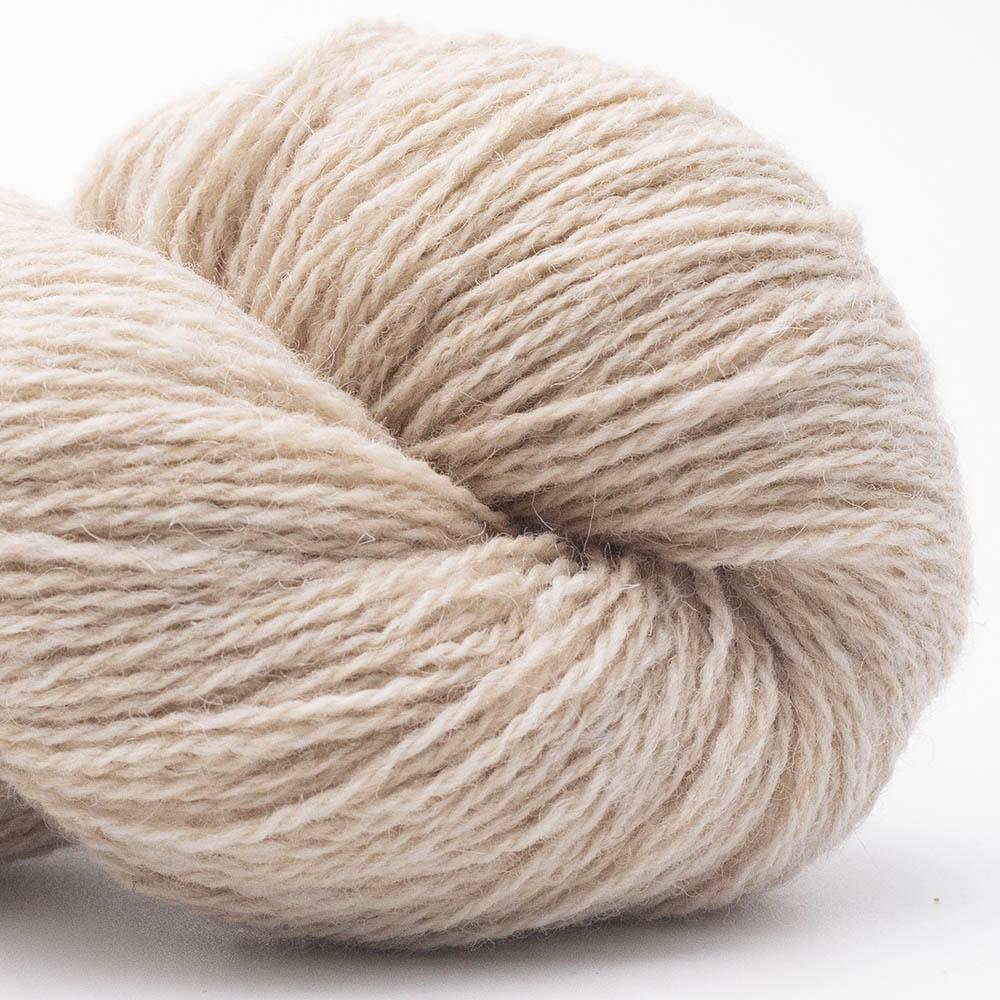 Kuvassa on BC Garn Bio Shetland GOTS -lanka (yarn) värissä Wooly White.