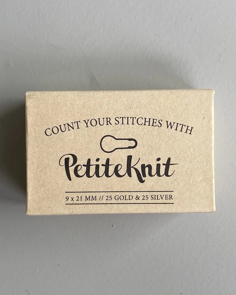  Kuvassa on PetiteKnit "Count Your Stitches With PetiteKnit" silmukkamerkkisetti.