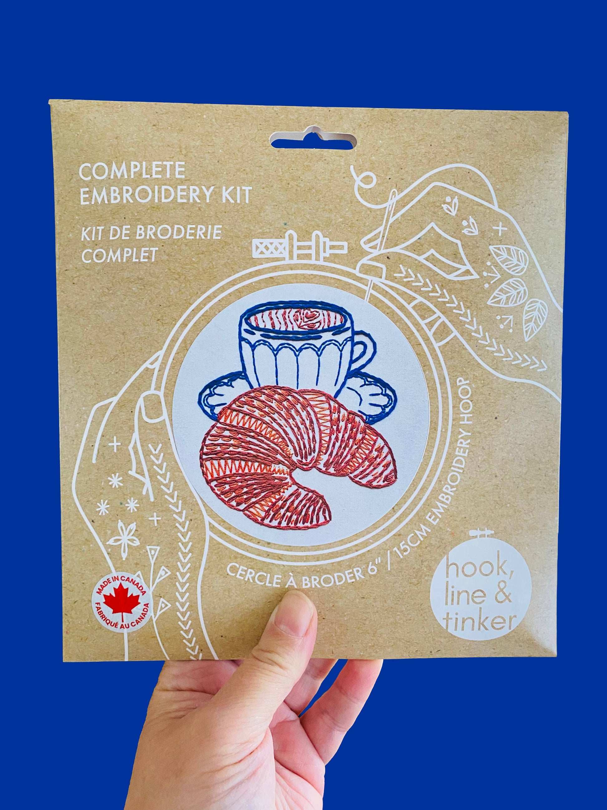 Kuvassa on croissant-aiheinen kirjontasetti (embroidery kit).