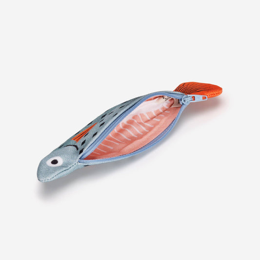 Kuvassa on Don Fisherin kala-aiheinen sininen puikkopussi neulojalle (fish purse).