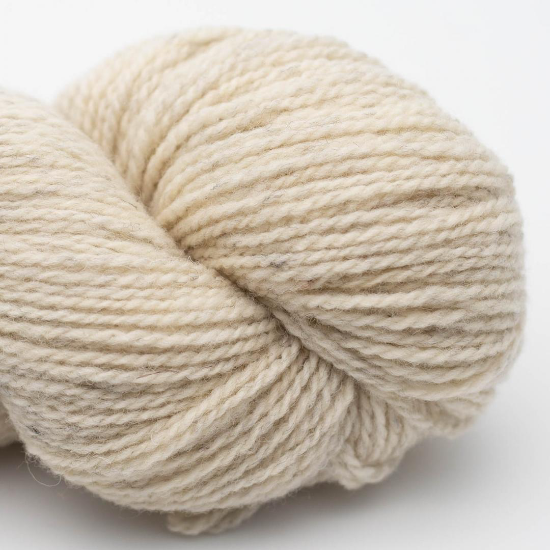 Kuvassa on BC Garn Semilla Melange GOTS -lanka (yarn) värissä luonnonvalkoinen.