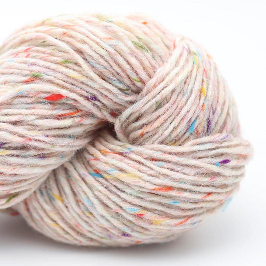 Kuvassa on Erika Knight Pure Tweed -lanka (yarn) värissä Scottish Borders.