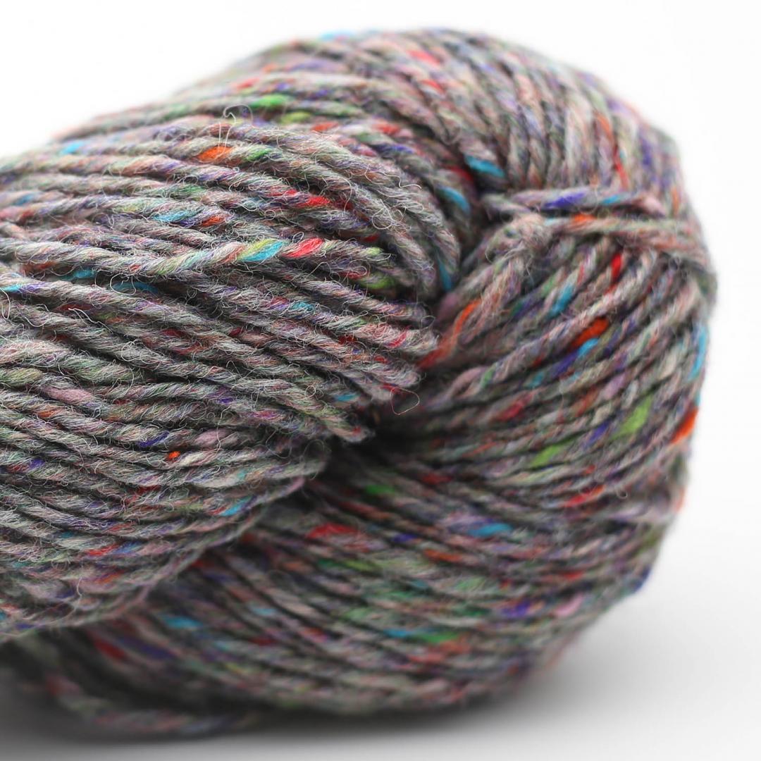 Kuvassa on Erika Knight Pure Tweed -lanka (yarn) värissä Tweed Pebbles Grey.