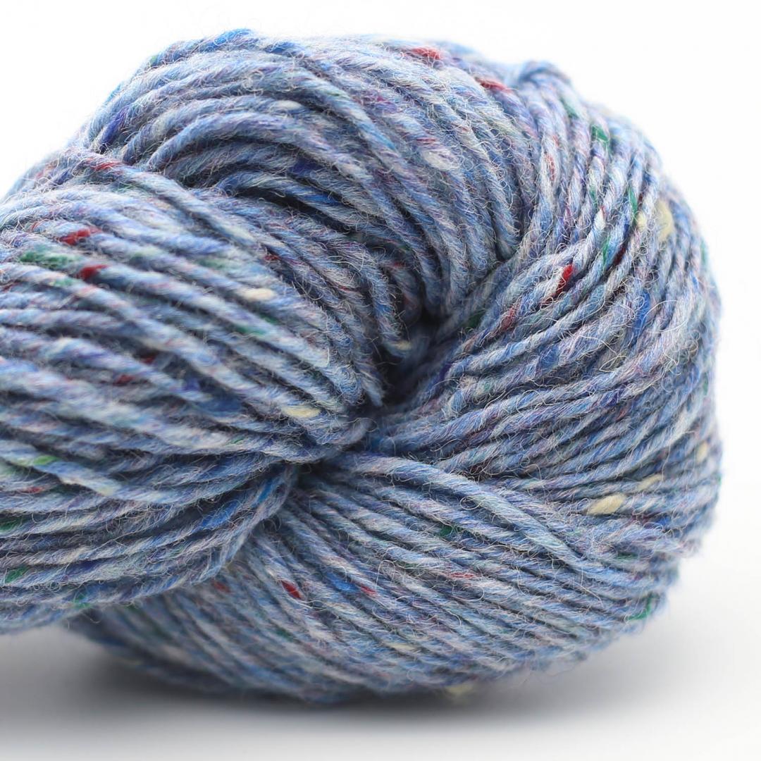 Kuvassa on Erika Knight Pure Tweed -lanka (yarn) värissä Twizel Castle Blue.