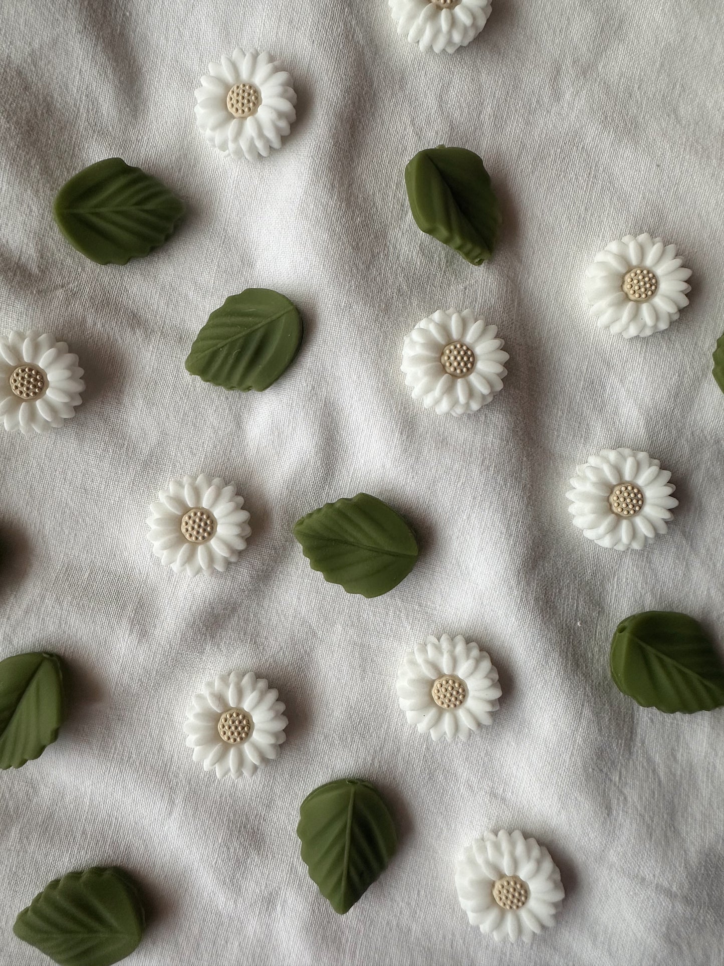 Kuvassa on Flower Power -puikkostopparit (puikkosuojukset, needle stoppers).