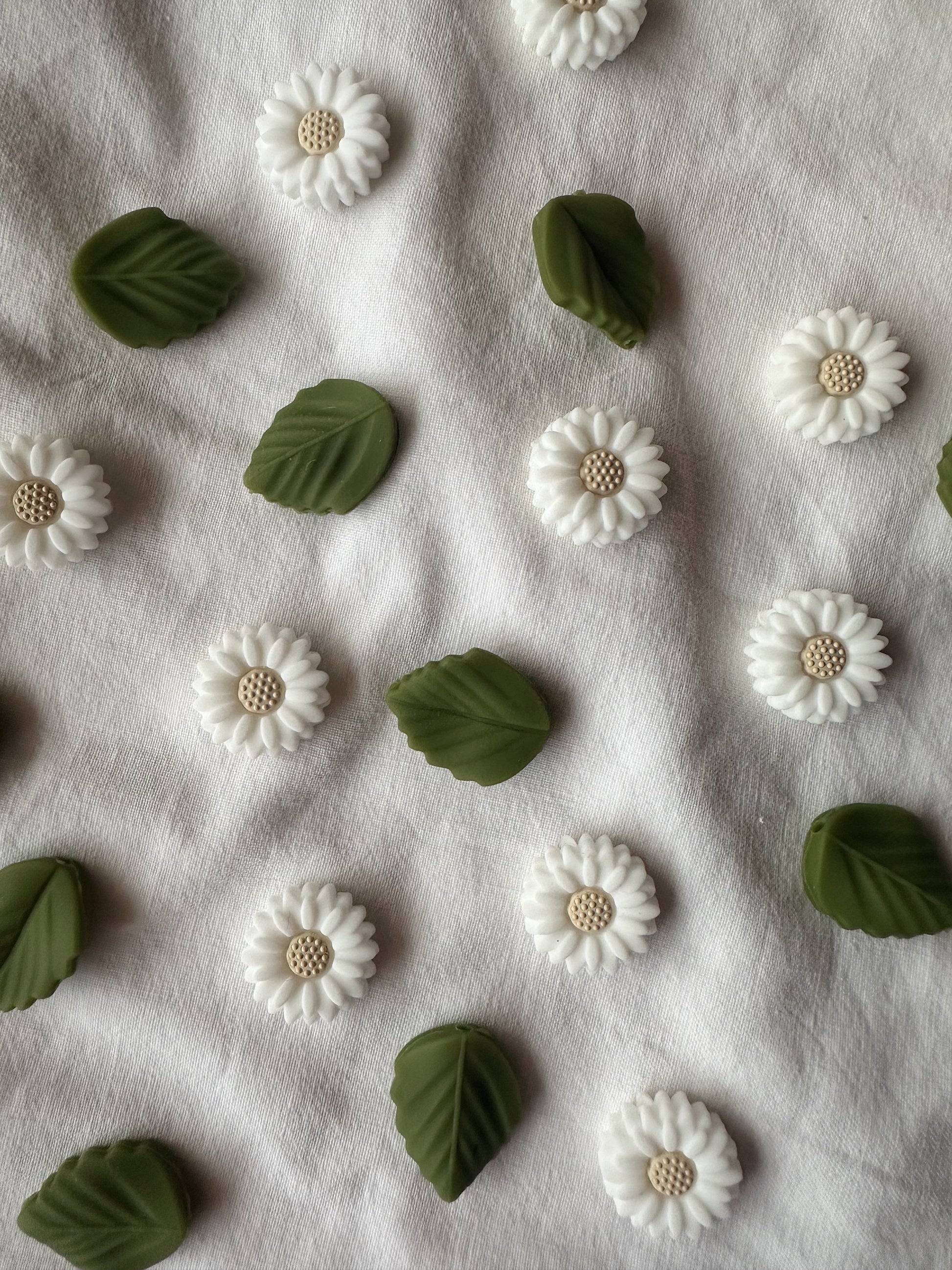 Kuvassa on Flower Power -puikkostopparit (puikkosuojukset, needle stoppers).