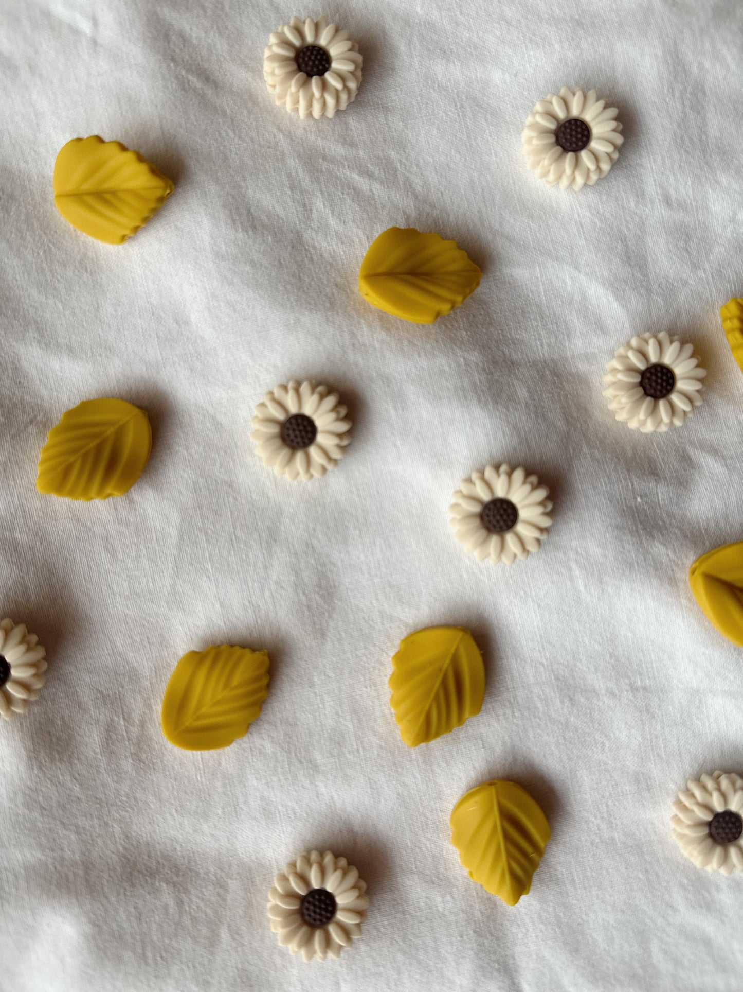 Kuvassa on Flower Power -puikkostopparit (puikkosuojukset, needle stoppers).