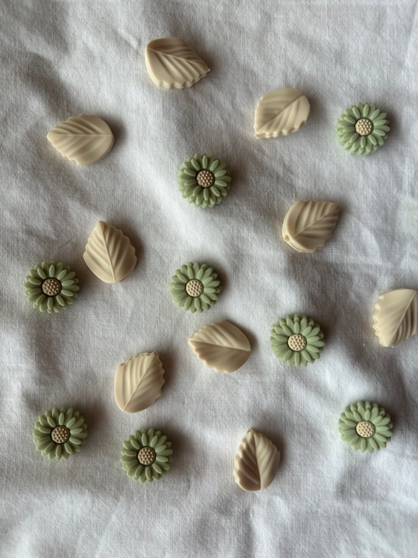 Kuvassa on Flower Power -puikkostopparit (puikkosuojukset, needle stoppers).