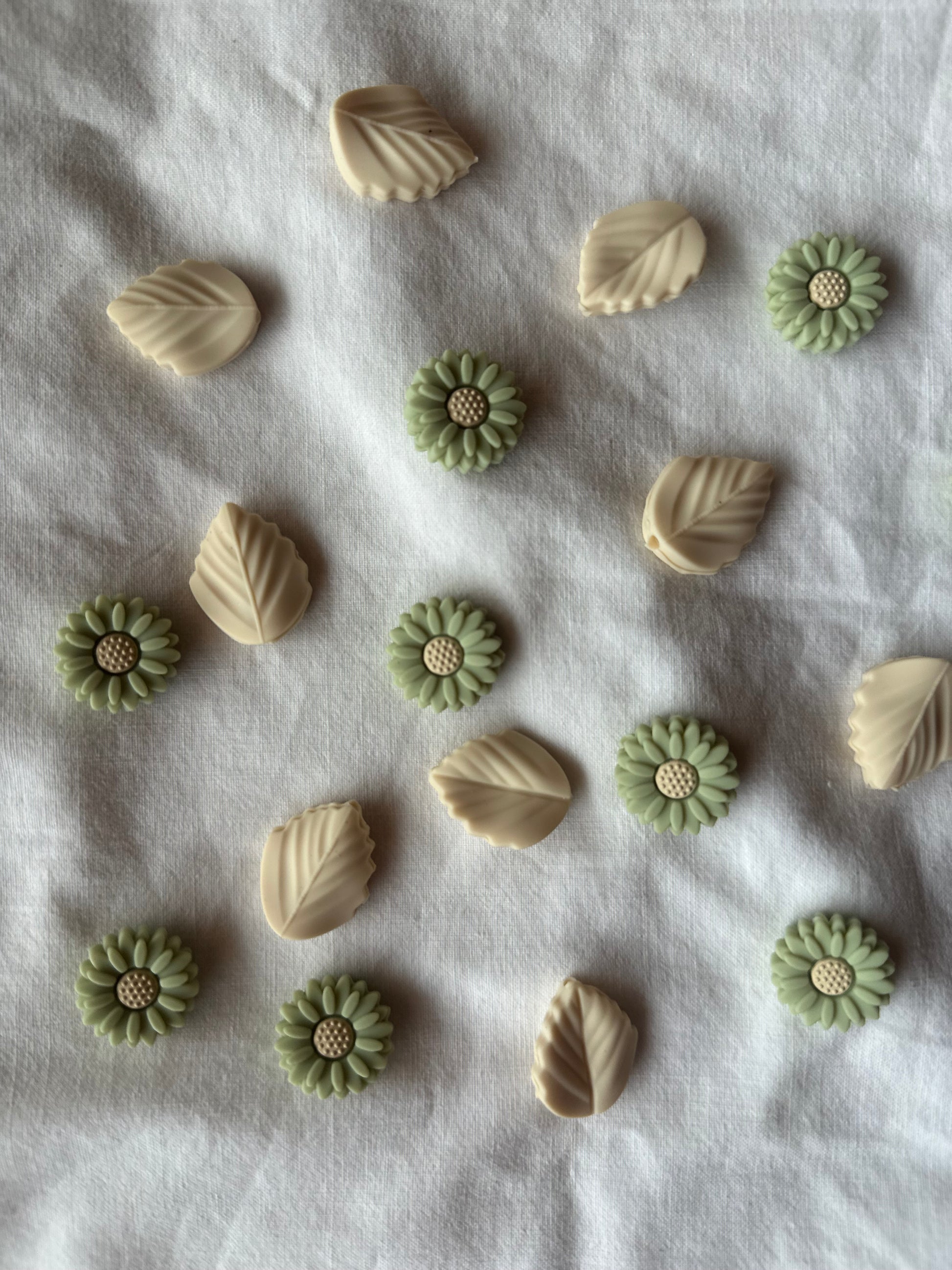 Kuvassa on Flower Power -puikkostopparit (puikkosuojukset, needle stoppers).