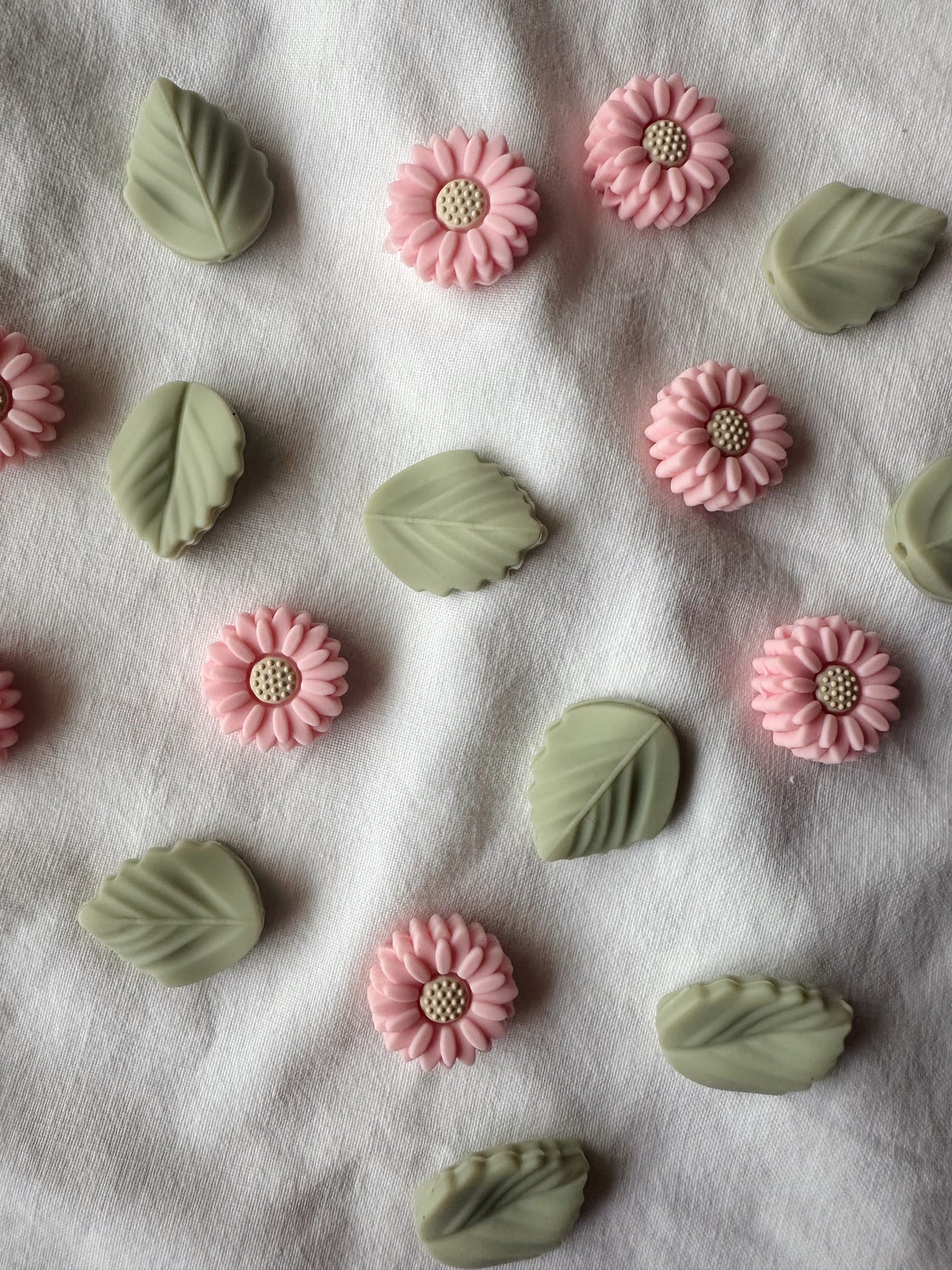 Kuvassa on Flower Power -puikkostopparit (puikkosuojukset, needle stoppers).