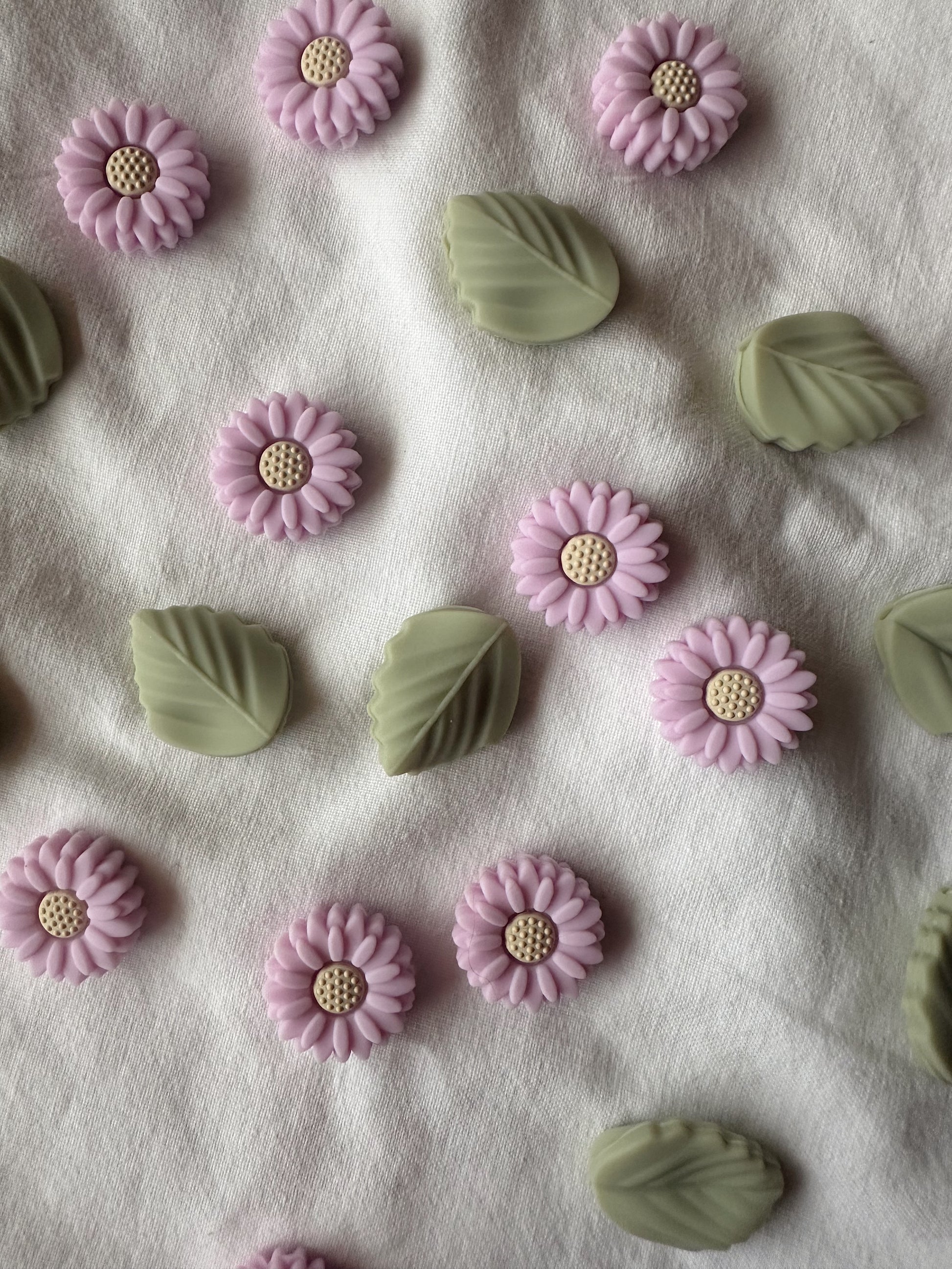 Kuvassa on Flower Power -puikkostopparit (puikkosuojukset, needle stoppers).