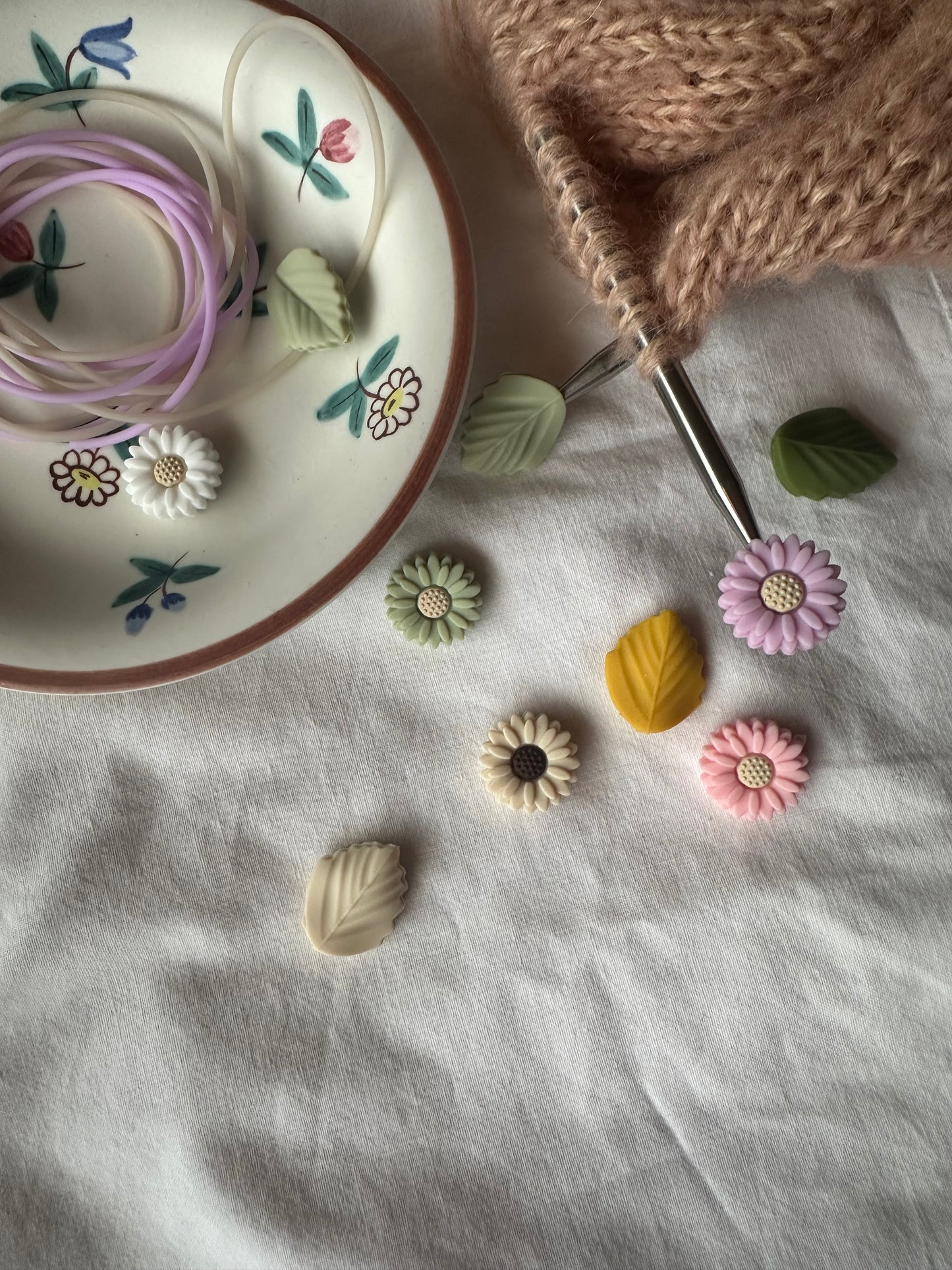 Kuvassa on Flower Power -puikkostopparit (puikkosuojukset).