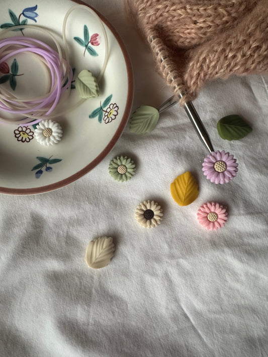 Kuvassa on Flower Power -puikkostopparit (puikkosuojukset).