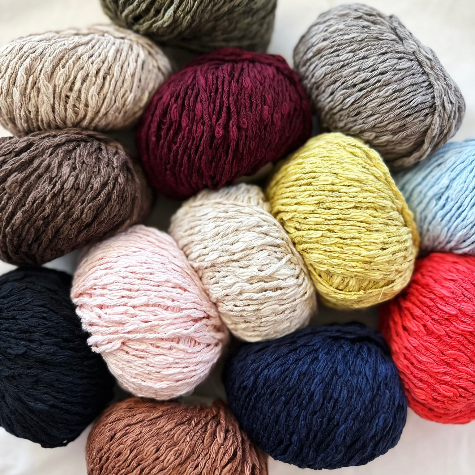 Kuvassa on Gepard Garn Cotton Waves -lankeriä (yarns).