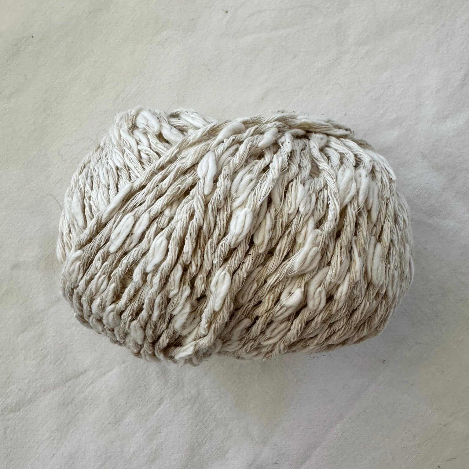Kuvassa on Gepard Garn Cotton Waves -lankerä (yarn) värissä 102 Raw White.