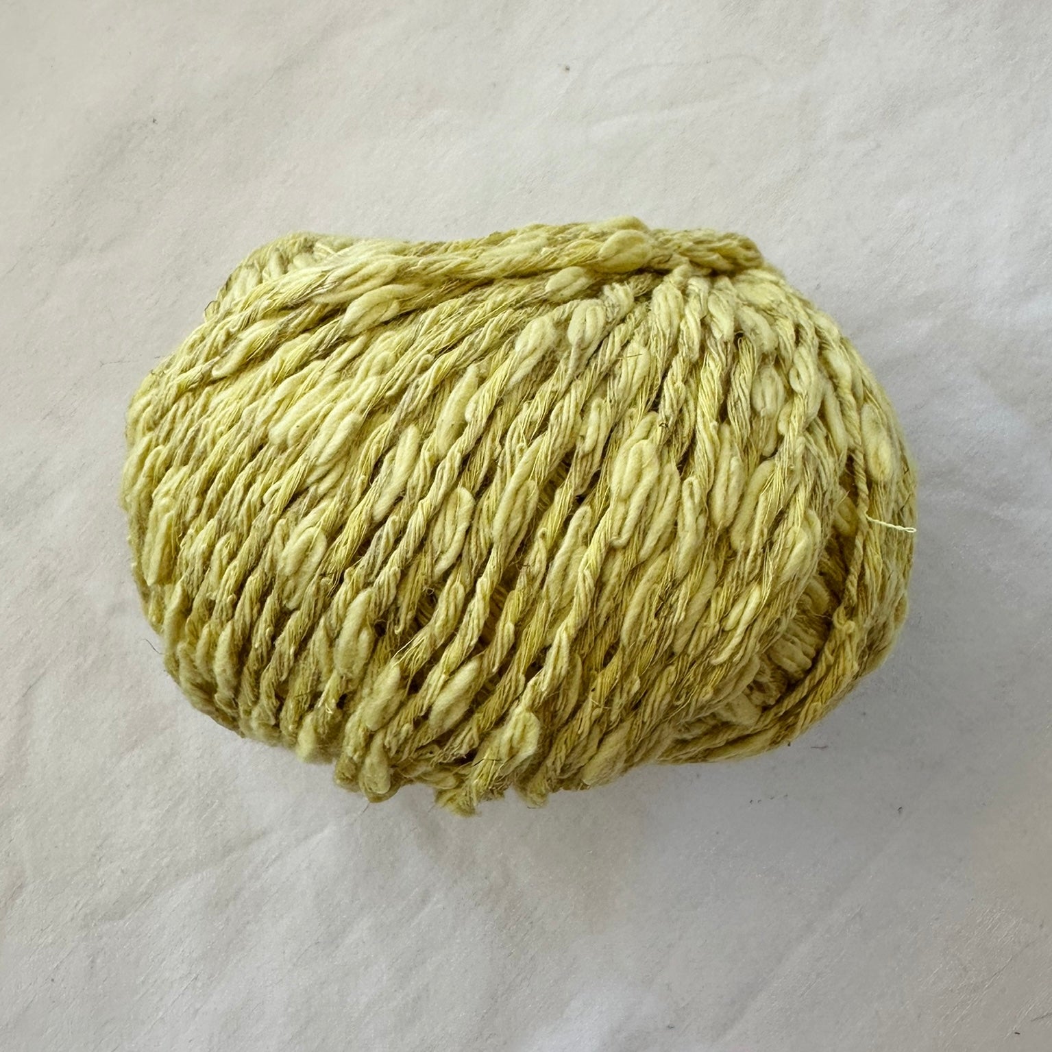Kuvassa on Gepard Garn Cotton Waves -lankerä (yarn) värissä 117 Harvest Gold.