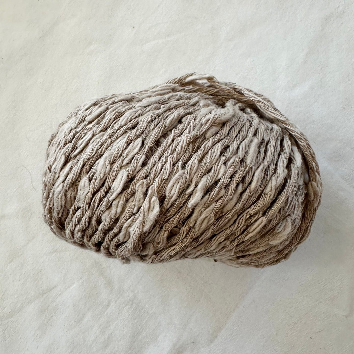 Kuvassa on Gepard Garn Cotton Waves -lankerä (yarn) värissä 144 Owl Wisdom.